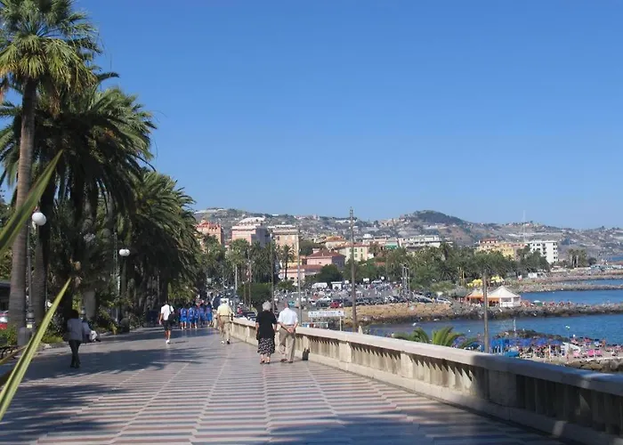 Casa Carina Centro Citta Con Garage Privato * 圣雷默