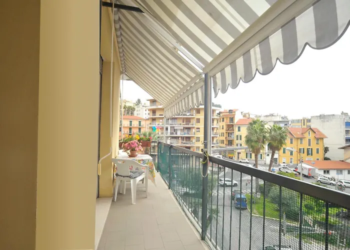 Casa Carina Centro Citta Con Garage Privato * 圣雷默