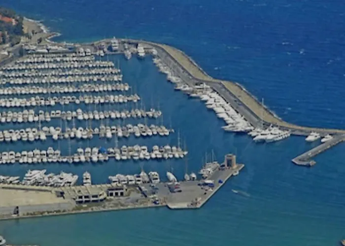 Casa Carina Centro Citta Con Garage Privato * 圣雷默